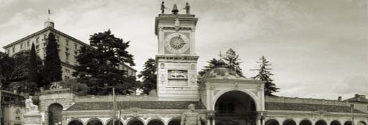 Piazza Libertà a Udine con la loggia di S. Giovanni ed il castello